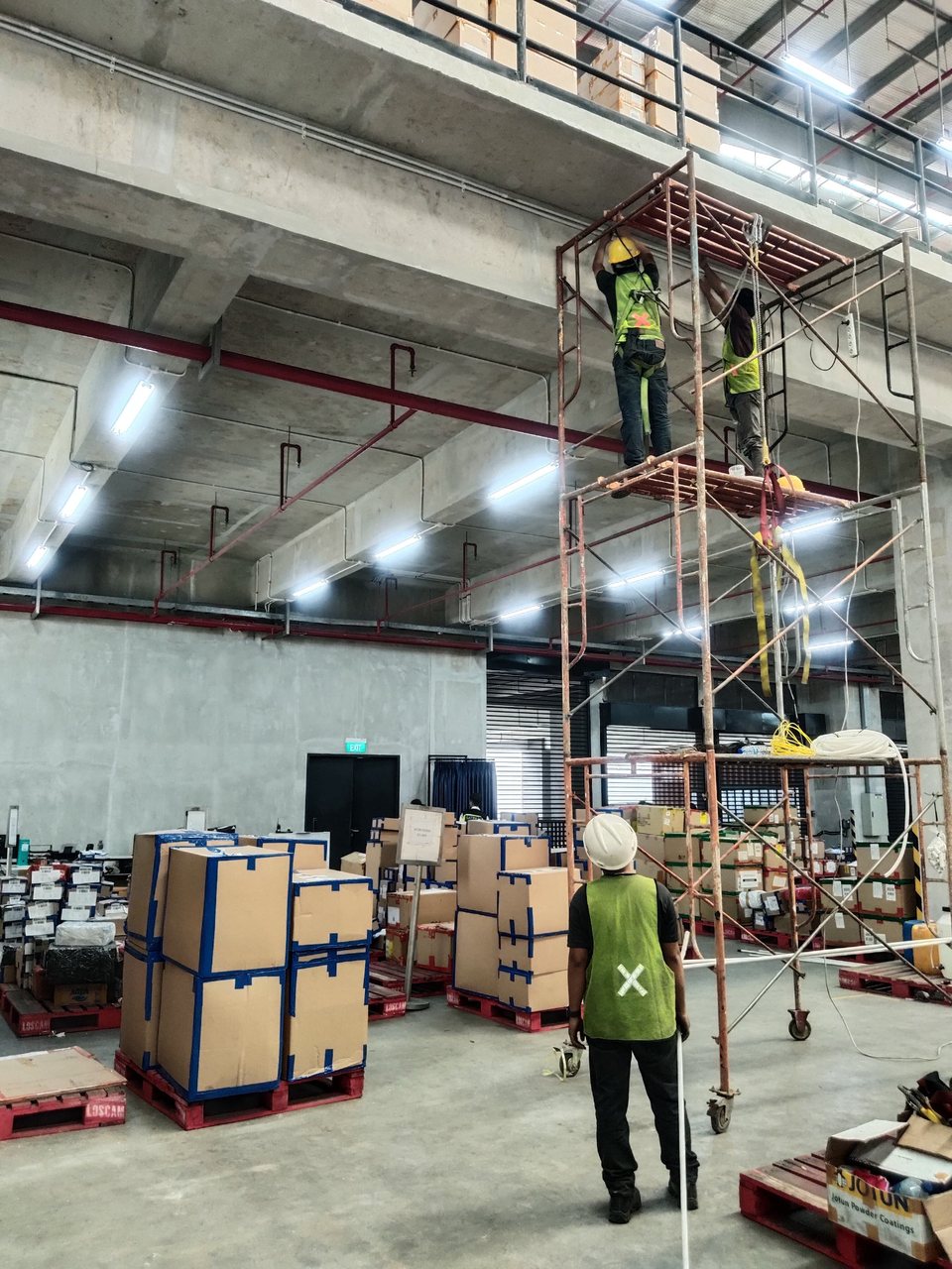 Pemasangan Jalur Kabel. Pekerjaan teknis pada jalur kabel di area pergudangan.