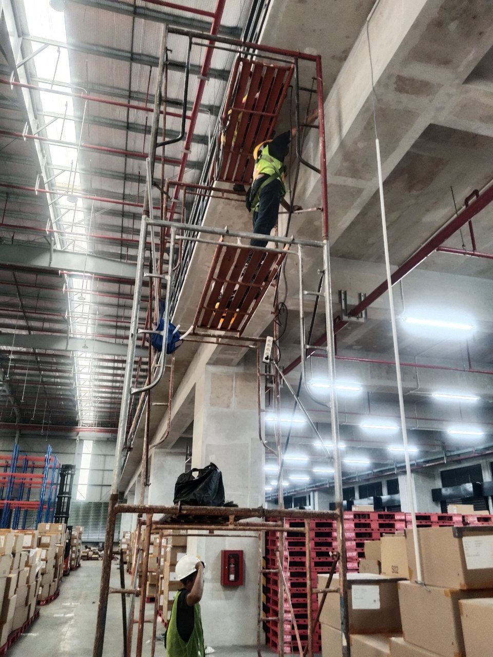 Instalasi di Area Gudang. Tim memasang infrastruktur di area fasilitas.