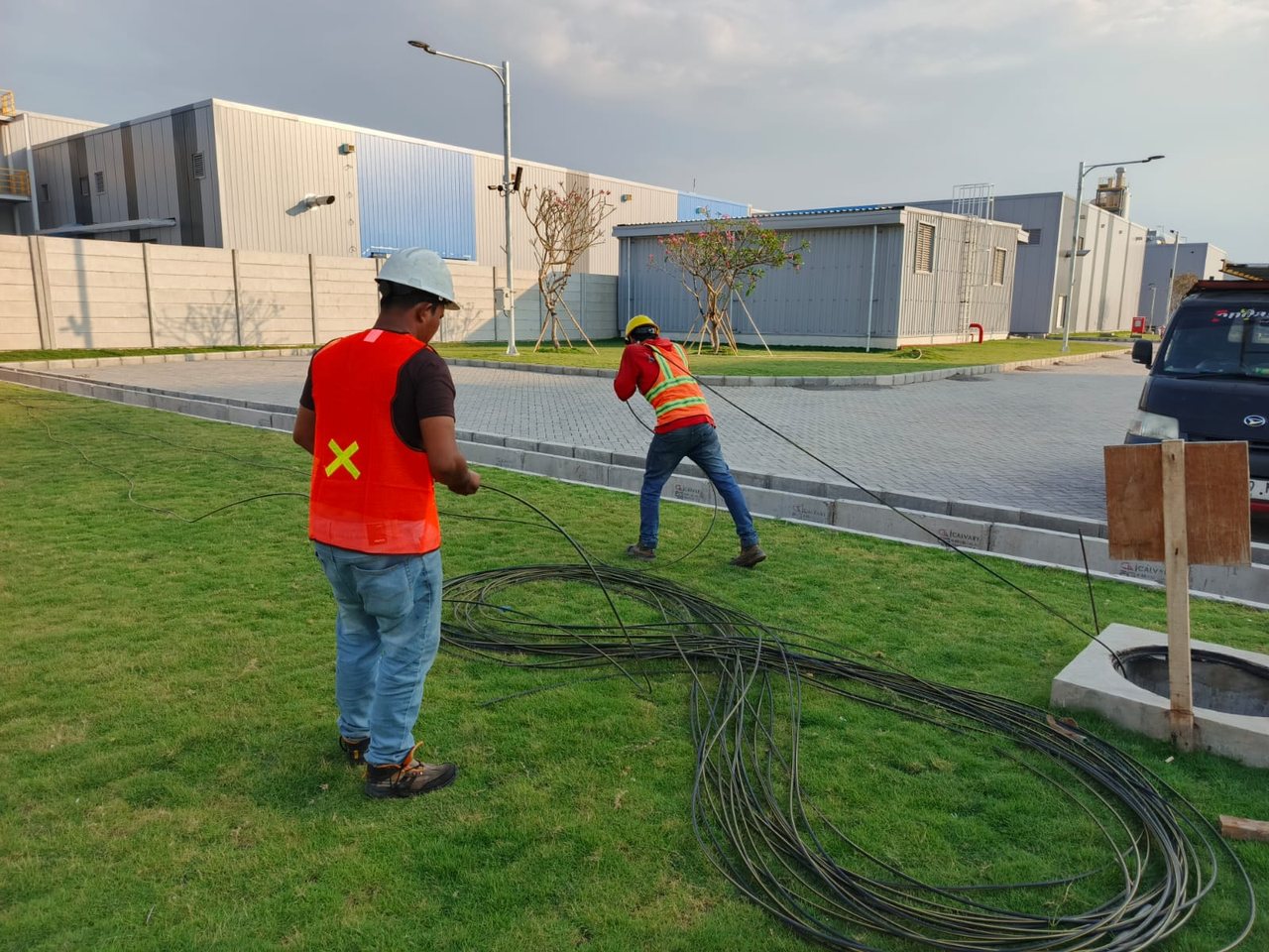Penarikan Kabel di Area Fasilitas. Pekerjaan jaringan pada area luar fasilitas.