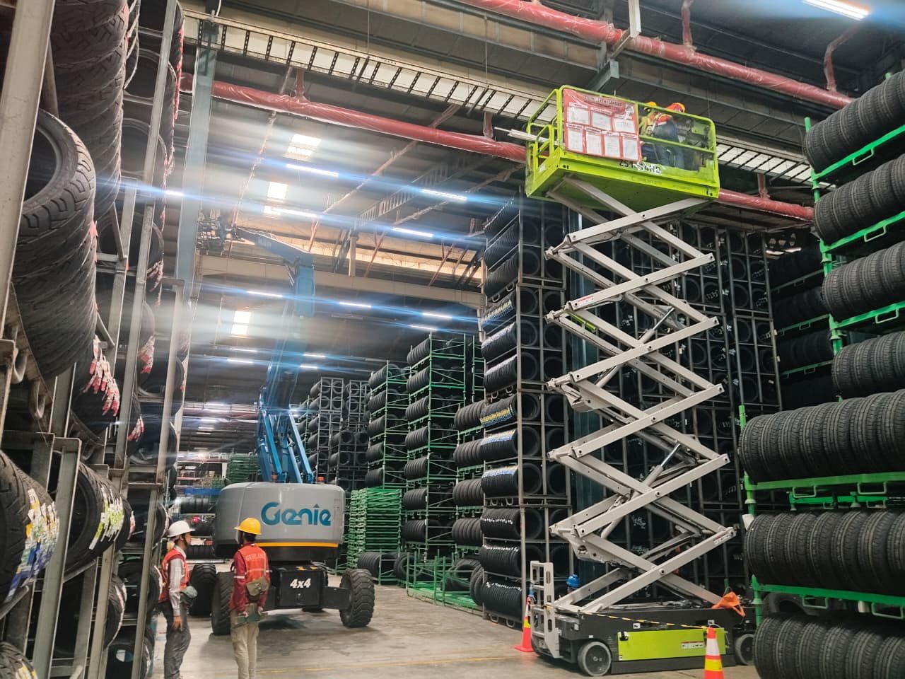 Instalasi di Fasilitas Industri. Pekerjaan infrastruktur menggunakan alat angkat.